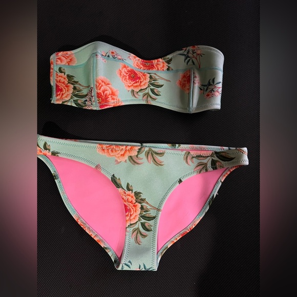 Triangl Floral Bandeau Bikini. Top Medium, Bottom-Large. - Picture 1 of 7